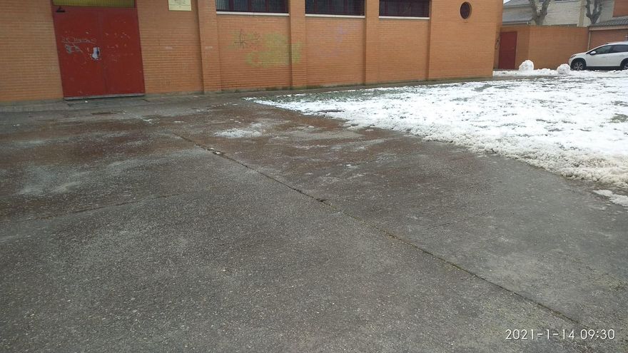 Alumnos del Alejandro Casona en  Zamora acceden al colegio sobre una &quot;pista de hielo&quot;