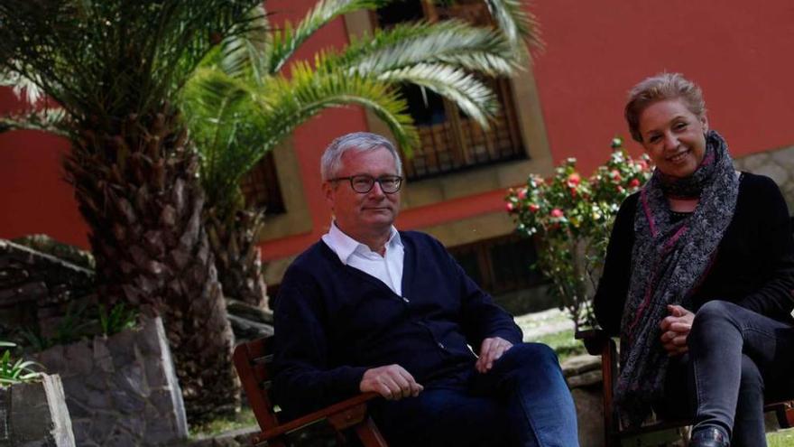 Herr Berg y Susi Díaz, ayer, en el Parador de Gijón.