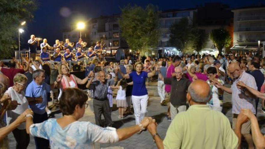 Sardanes a l´Escala i nusos mariners a Palamós