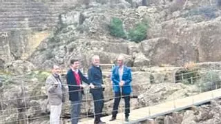 El presidente de Aragón realiza una visita a la presa romana y sus pasarelas