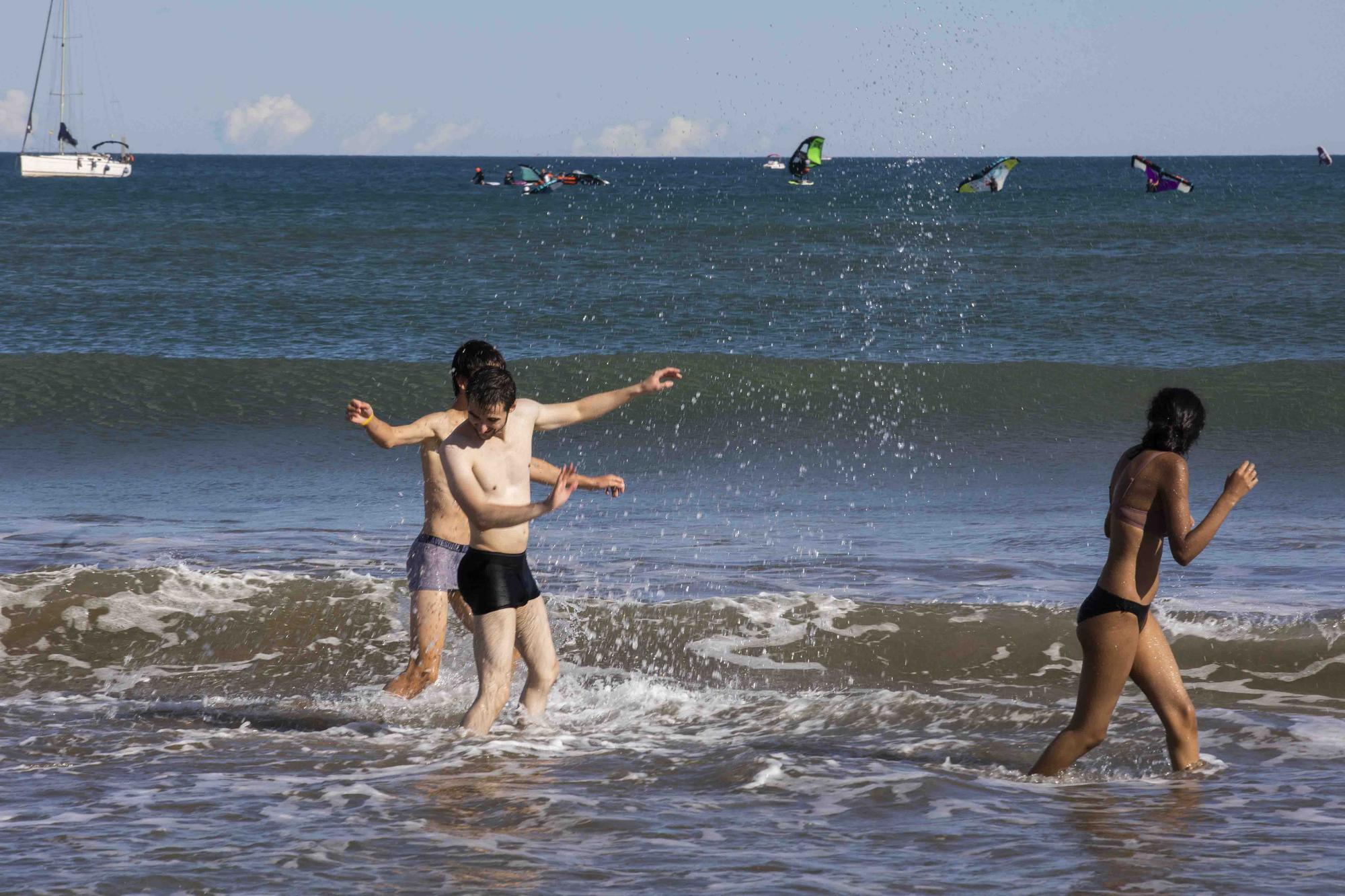 Baños en la playa para dar la bienvenida a noviembre