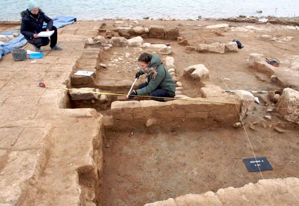 Los grandes edificios descubiertos del período Mittani se miden y documentan arqueológicamente.