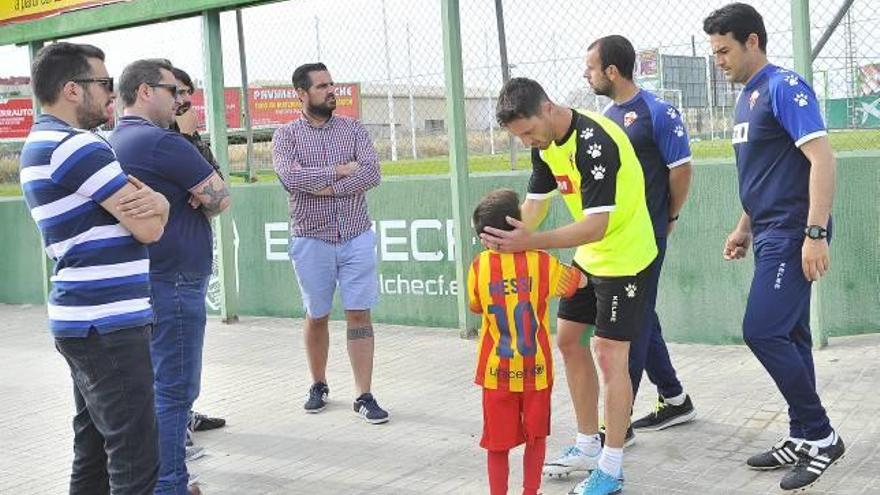 Alberto Toril y Edu Albacar, ayer, antes de reunirse con miembros de la peña Jove Elx.