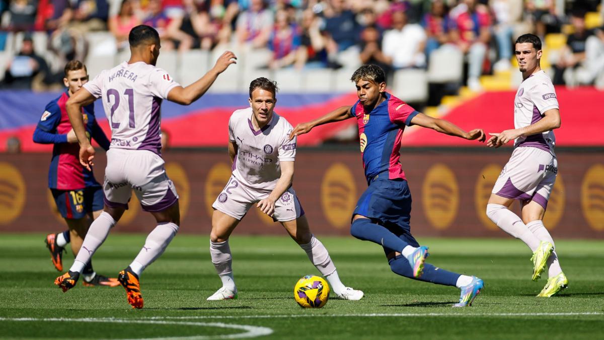 Lamine, rodeado de futbolistas del Girona