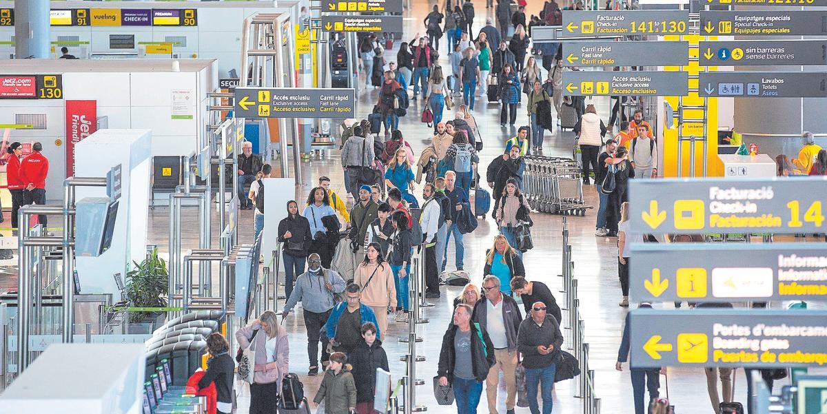 Pasajeros en el aeropuerto, en una imagen de hace unas semanas.