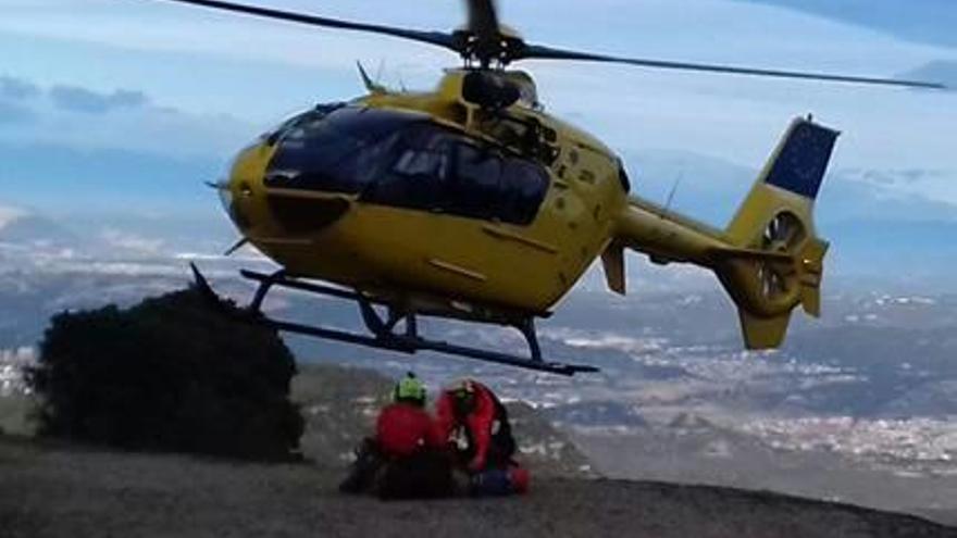 Els Bombers rescaten amb helicòpter una excursionista ferida a Montserrat