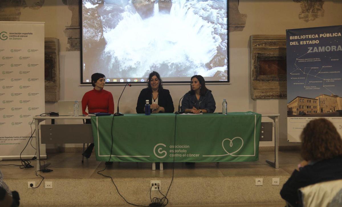 Asunción Díaz, Laura Mezquita y María Montejo, en la conferencia de la AECC.