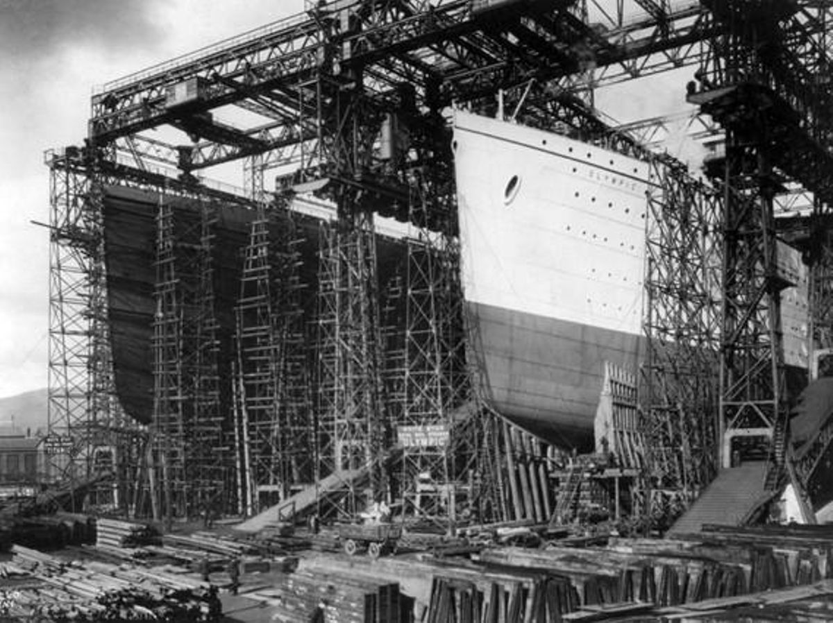 El ’Titanic’ (esquerra), al costat de l’’Olympic’, durant la seva construcció en una drassana de Belfast, a Irlanda del Nord.