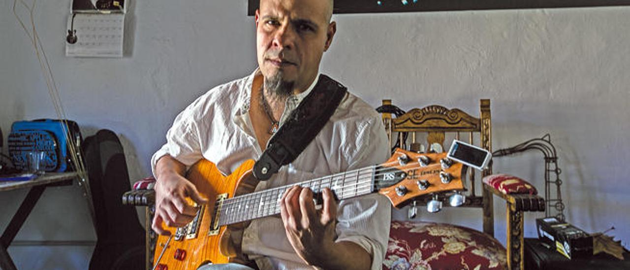 El músico Miguel Manescau en su casa de La Laguna.