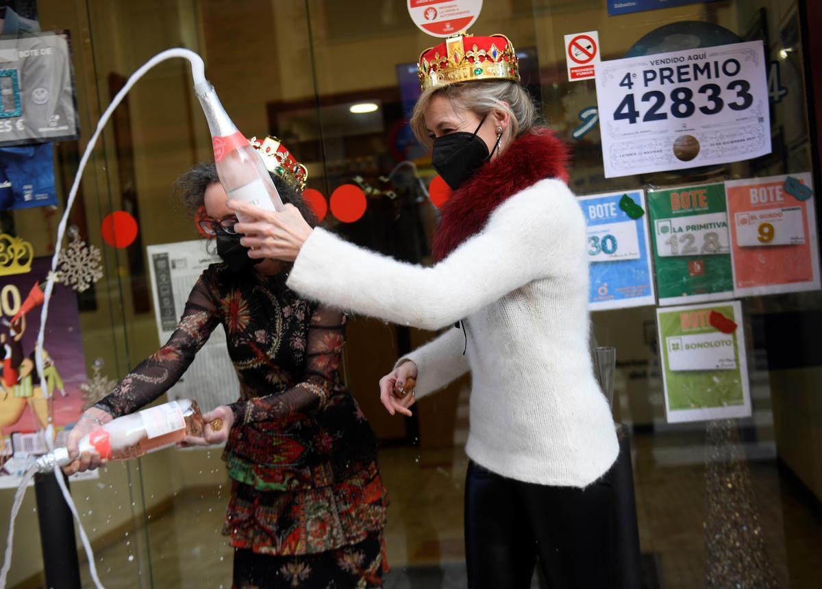 Pilar García y su socia celebran la venta del número 44469, segundo premio del sorteo extraordinario de la lotería del Niño, este jueves en el estanco situado en la calle Padre Buenaventura de Paredes, número 2, en Oviedo. El segundo premio está dotado con 750.000 euros por serie (75.000 euros al décimo) y ha sido vendido en Oviedo y Gijón.