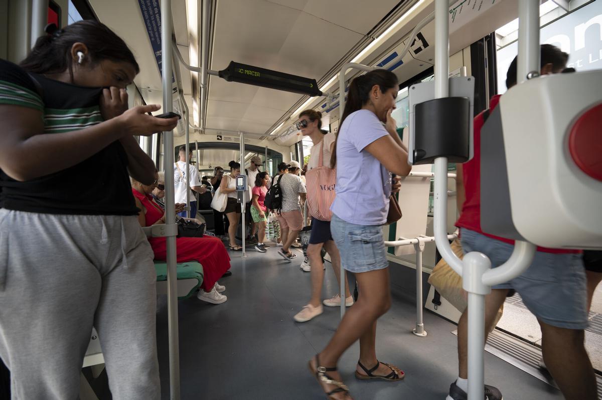 Interior de un tranvía del Tram en su recorrido por Collblanc, en una imagen de archivo