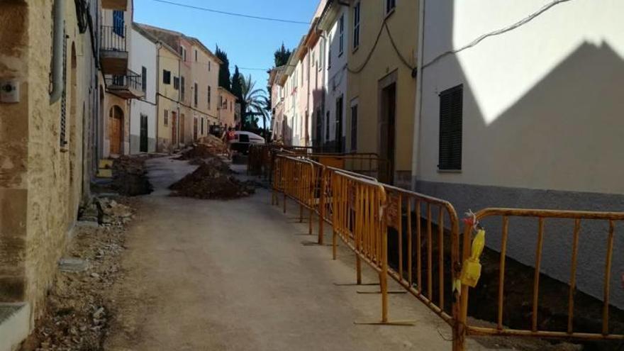 A la izquierda, la zanja donde han aparecido los restos, en la calle Sant Francesc. A la derecha, detalle de una antigua estructura salida a la luz.