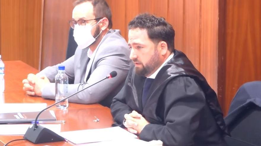 El acusado del crimen de Abarán, Joaquín G. V., con su abogado, Pablo Martínez, este lunes en la Audiencia Provincial de Murcia.