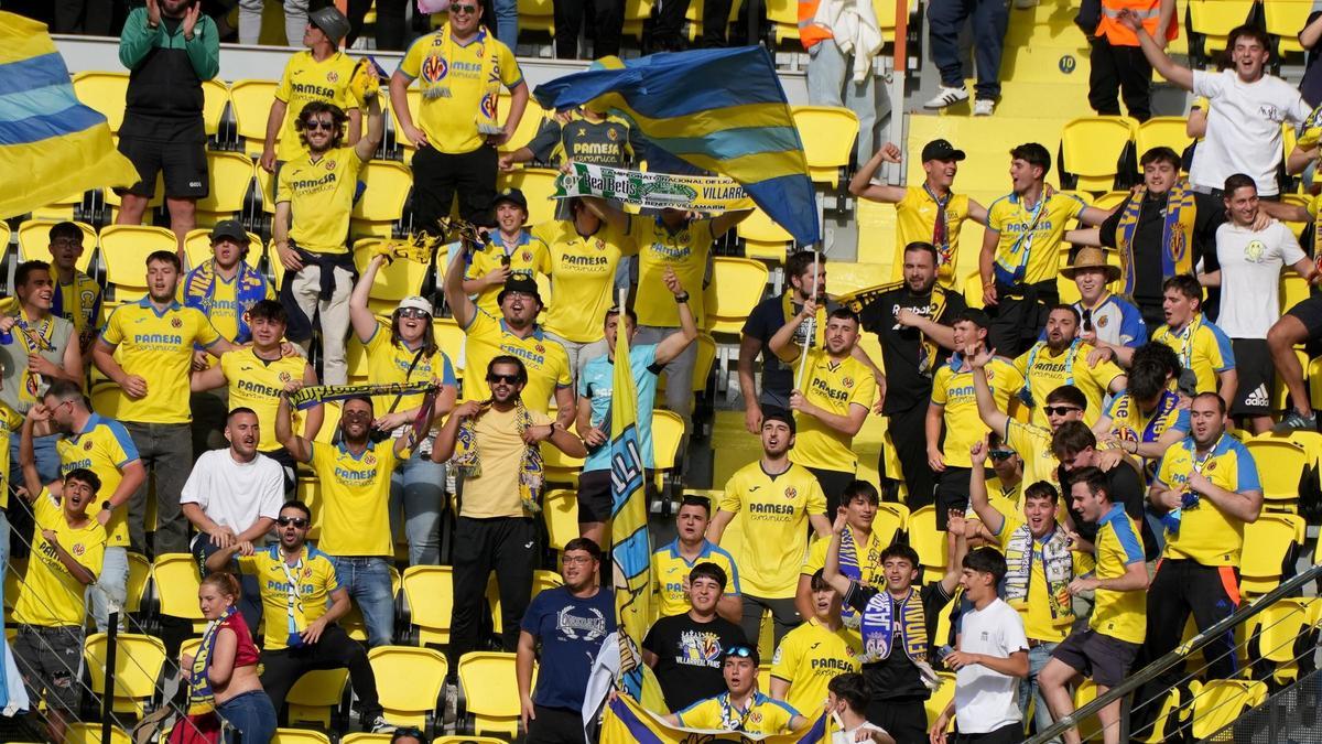 Aficionados del Villarreal en La Cerámica.