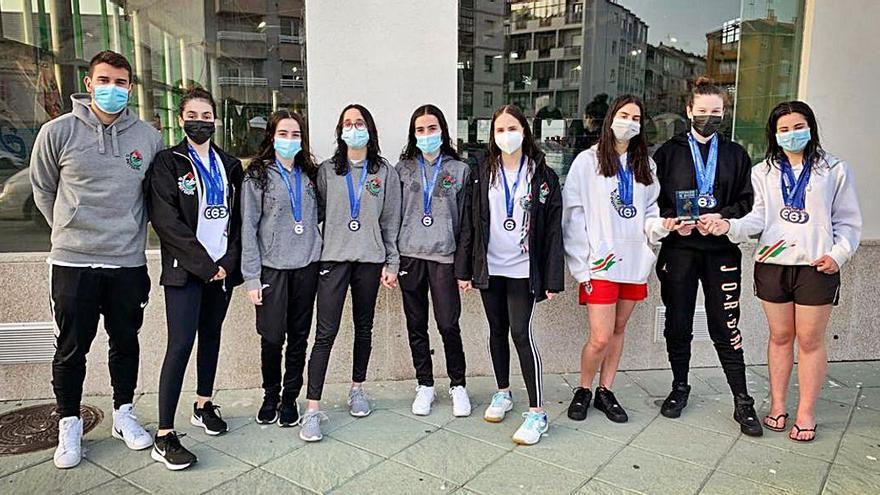 Equipo femenino del CNS A Estrada, con sus medallas logradas en Ourense. |