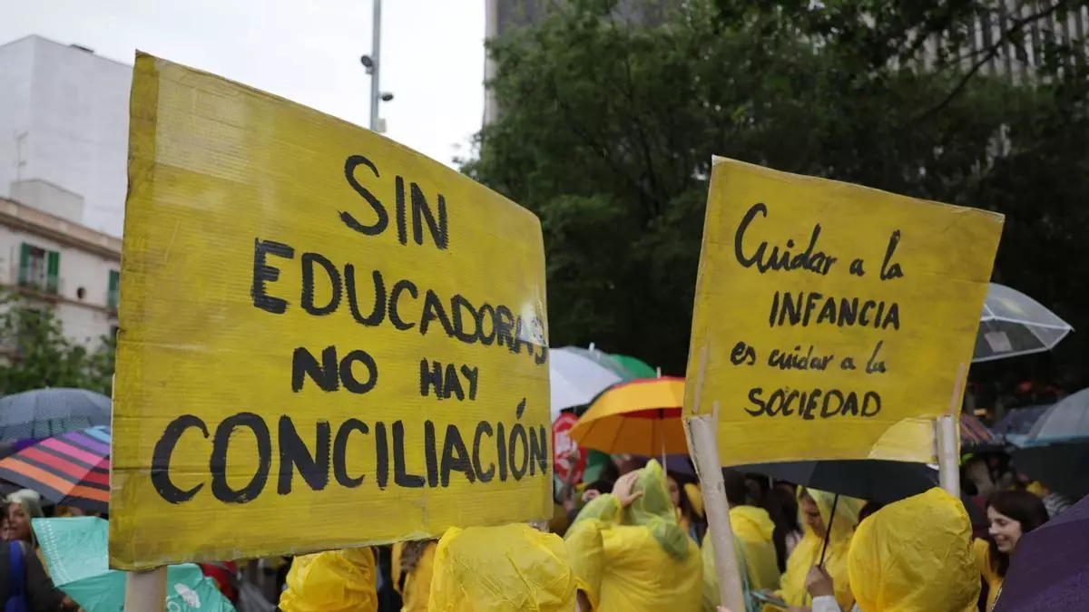Centenares de educadoras de 0-3 se concentran en Palma para señalar que el dinero Govern no llega a las trabajadoras