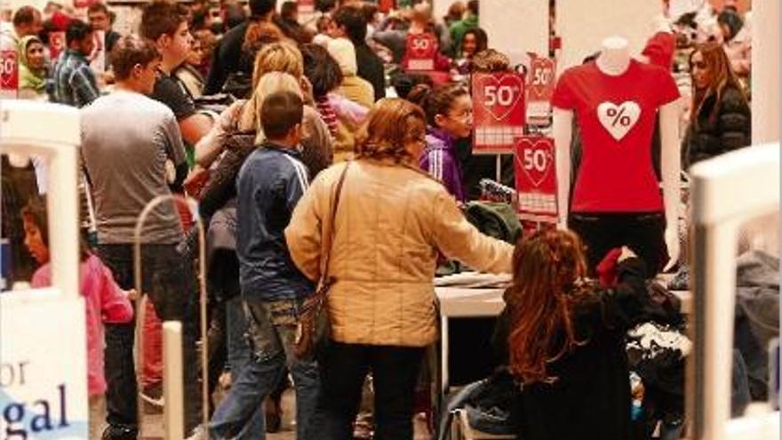 Una botiga de l&#039;Espai Gironès el primer dia de Rebaixes. El centre comercial de Salt va rebre 55.000 visitants.