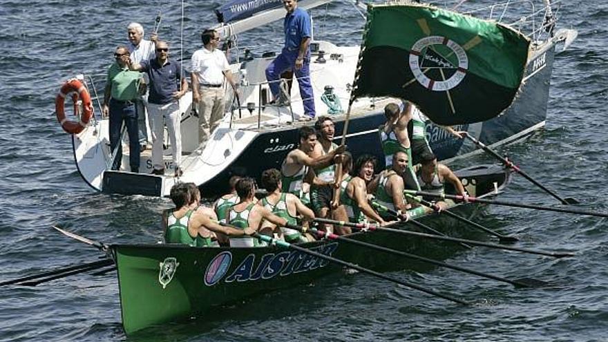 Los remeros de Samertolaméu, durante una de las mangas disputadas ayer en la Ría de Vigo.