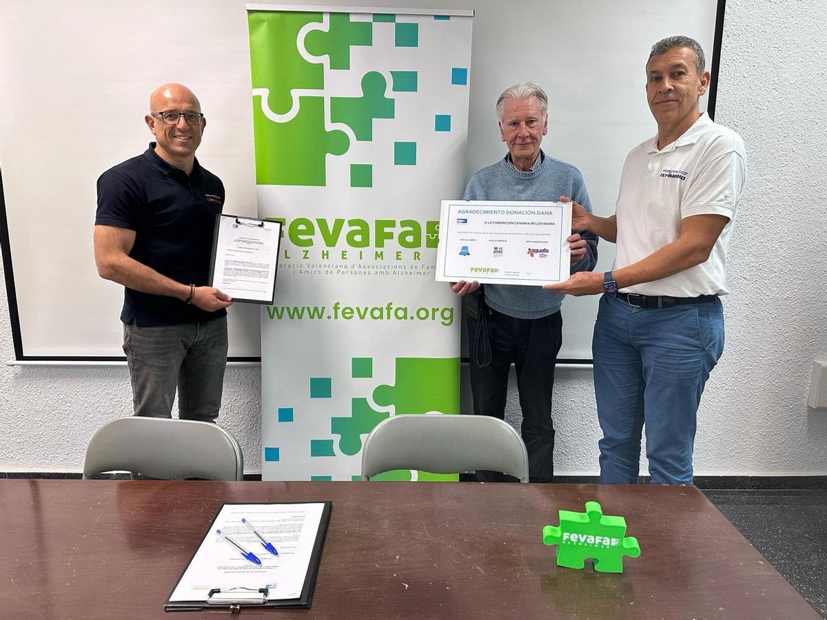 Los estibadores y el presidente de la federación tras la firma del convenio