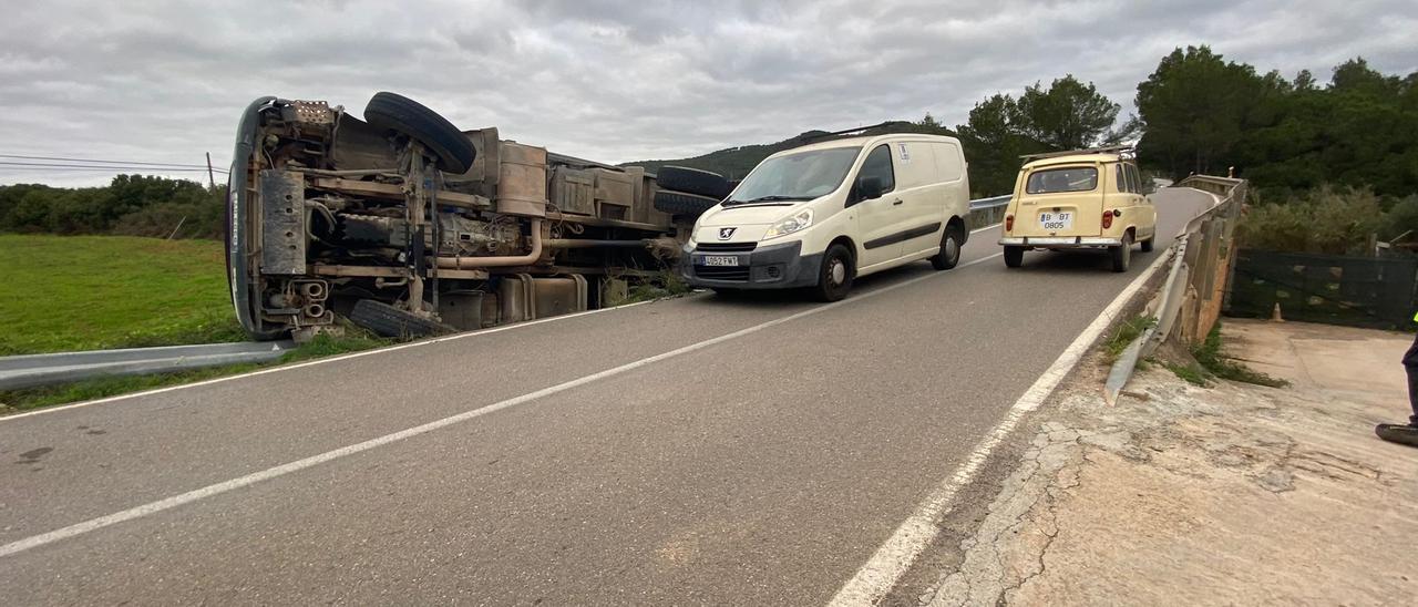 El camión quedado volcado en una cuneta.