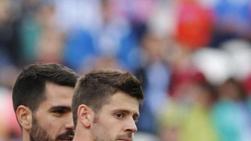 Fabricio, con Insua por detrás, durante el partido del domingo en Málaga.