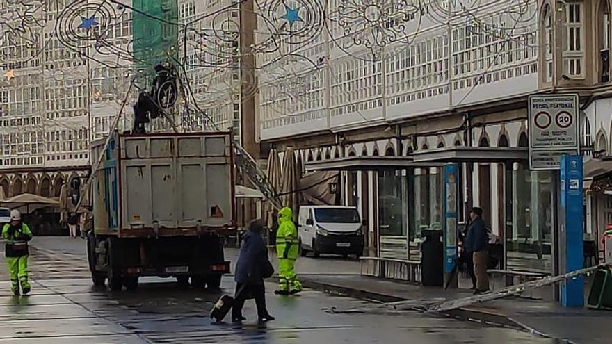 Un camión derriba parte del alumbrado navideño en A Coruña