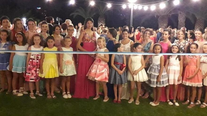 Las reinas de las Fiestas Mayores, en el centro, y sus damas, el sábado antes de comenzar la cena.