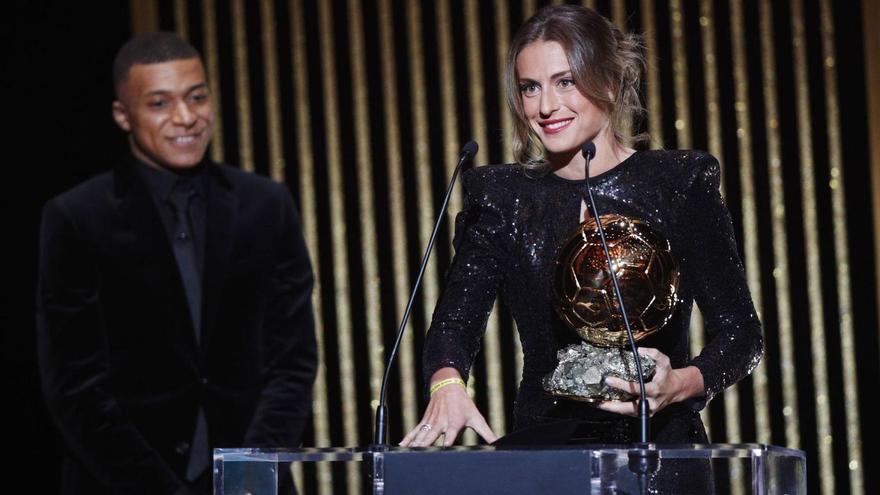 La blaugrana Alèxia Putellas va rebre el premi de mans del golejador del PSG Kyllian Mbappé | YOAN VALAT/EFE