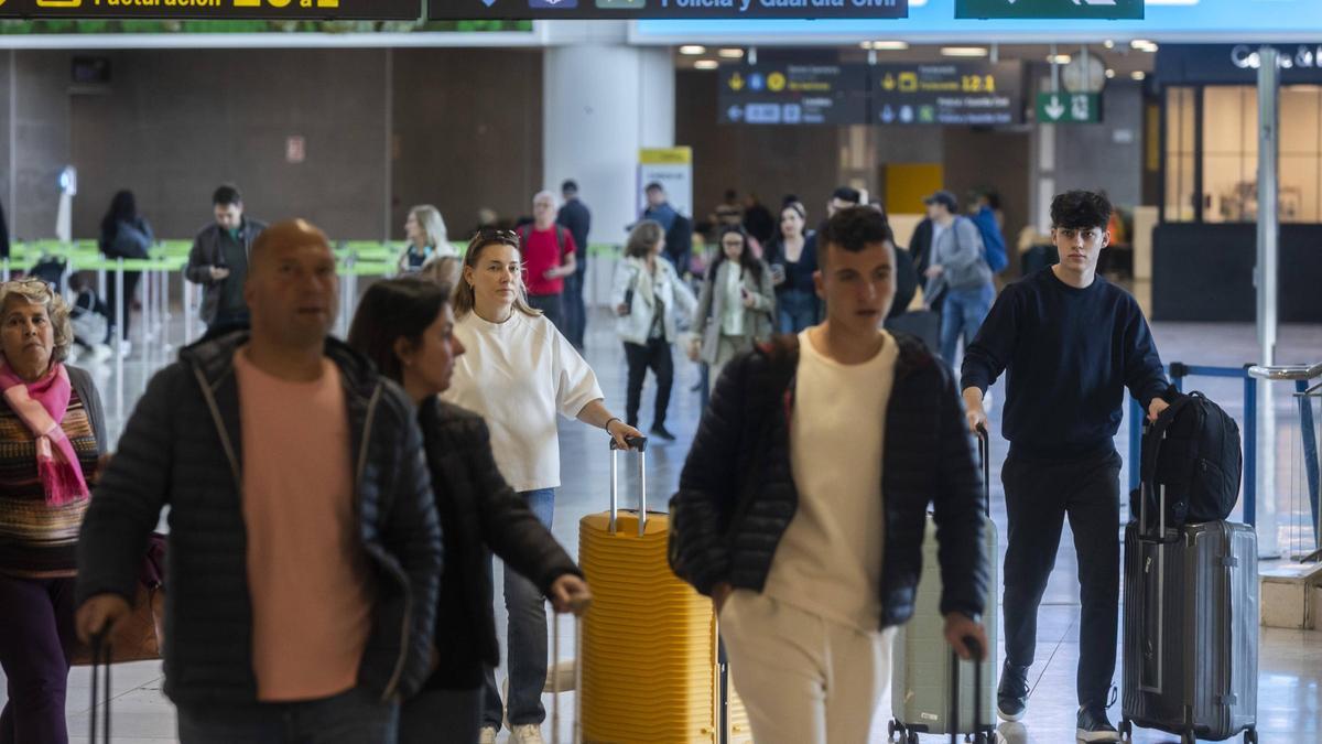 Pasajeros con sus maletas en el aeropuerto de Valencia, el pasado abril.