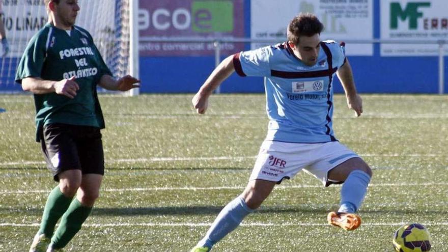 Brais Calvo (dcha.) dispuso de una ocasión en la segunda parte del encuentro de ayer. // Bernabé/Luismy