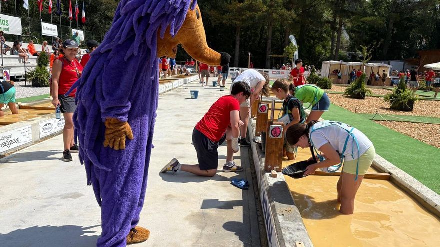 &quot;Pinchín&quot;, el &quot;Espinete&quot; tinetense (y morado) que acompaña a los casi 600 bateadores de oro que compiten en Navelgas: &quot;Hay que dar alegría&quot;