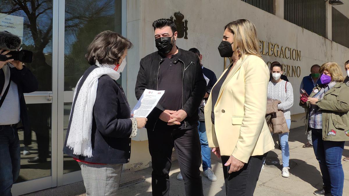 La Subdelegada del Gobierno, Rafaela Valenzuela, charla con los representantes de UGT y CCOO