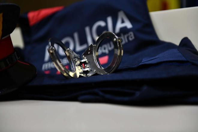 Detenidos por estafar 14.600 euros mediante móviles y tarjetas robadas en Barcelona