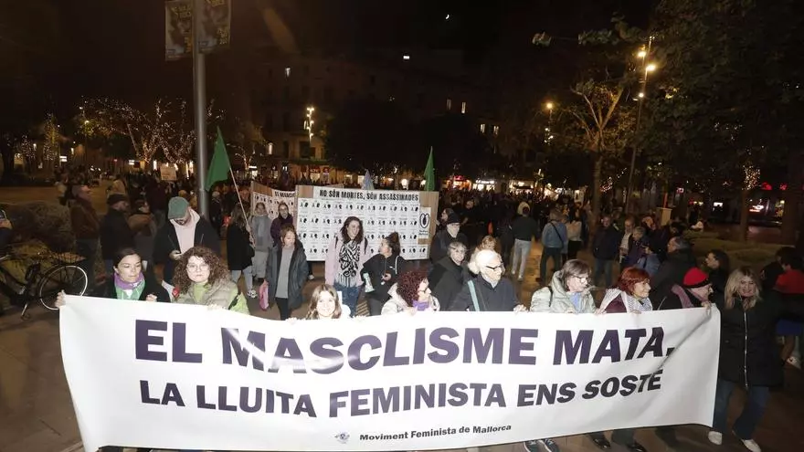 VÍDEO | El Moviment Feminista de Mallorca recorre las calles de Palma por el 25N bajo el lema 'El machismo mata, la lucha feminista nos sostiene''