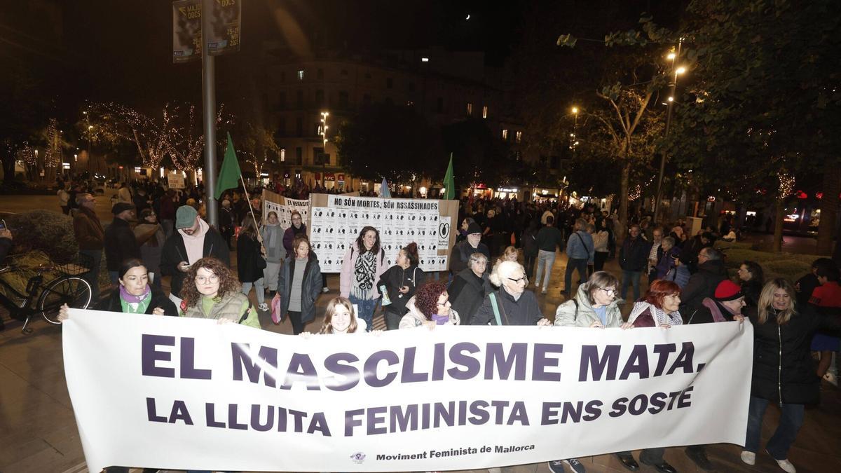 VÍDEO | El Moviment Feminista de Mallorca recorre las calles de Palma por el 25N bajo el lema 'El machismo mata, la lucha feminista nos sostiene''