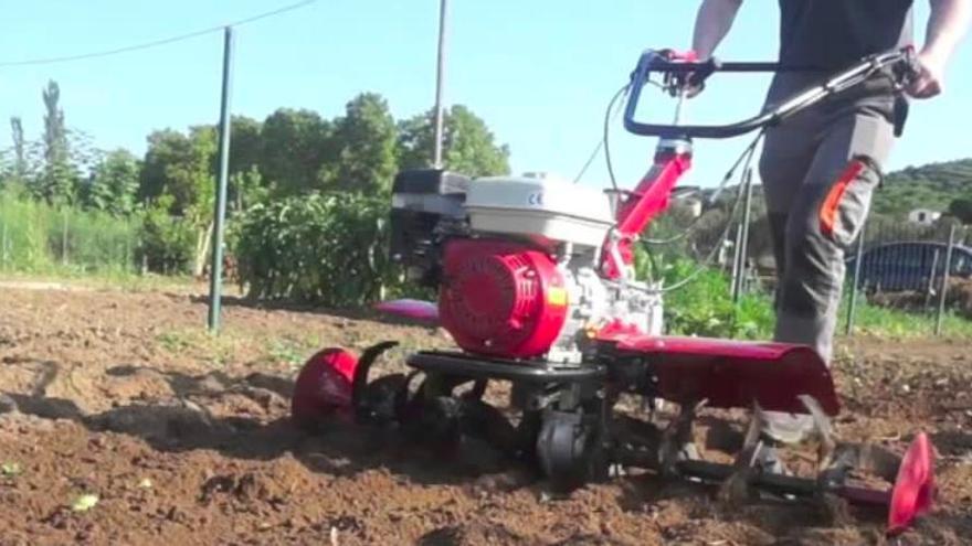 Imatge d&#039;arxiu d&#039;un home treballant amb un motocultor