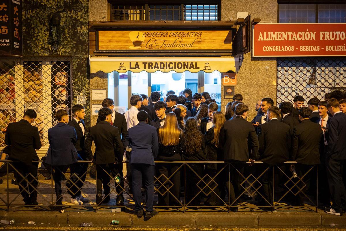 Churrería La Tradicional, punto de encuentro de centenares de jóvenes al término de las fiestas de final de año en Santa Cruz.