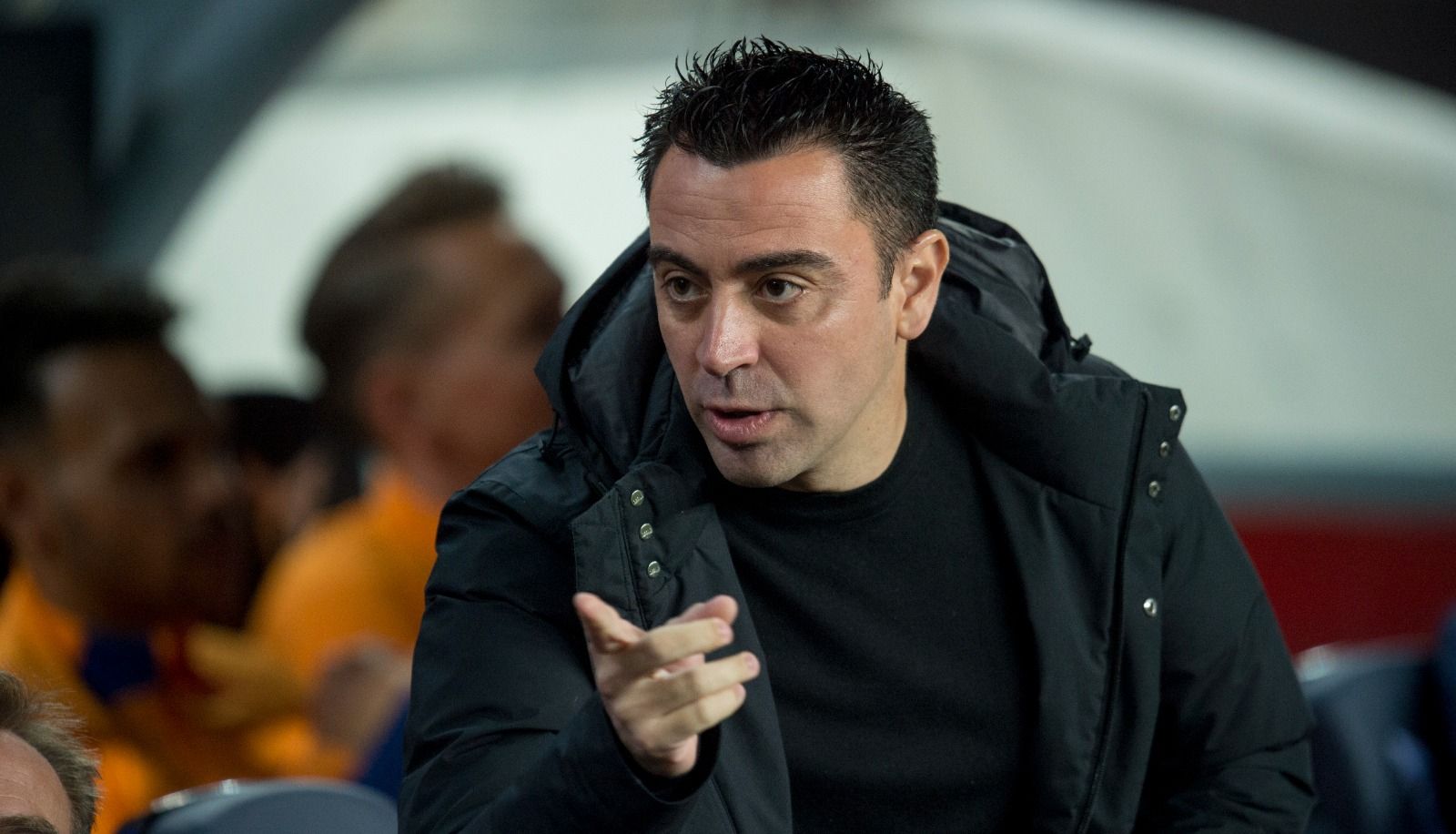 Xavi da instrucciones durante el Barça-Cádiz en el Camp Nou.