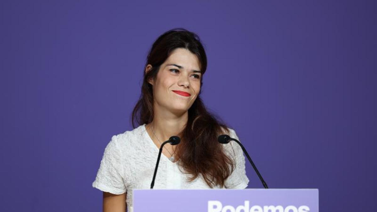 La portavoz nacional de Podemos, Isa Serra, en una rueda de prensa.