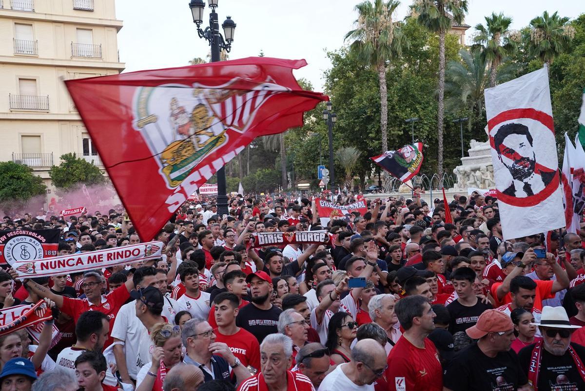 Miles de sevillistas participaron en la protesta convocada para reclamar cambios en la directiva del club. Miles de sevillistas participaron en la protesta convocada para reclamar cambios en la directiva del club.