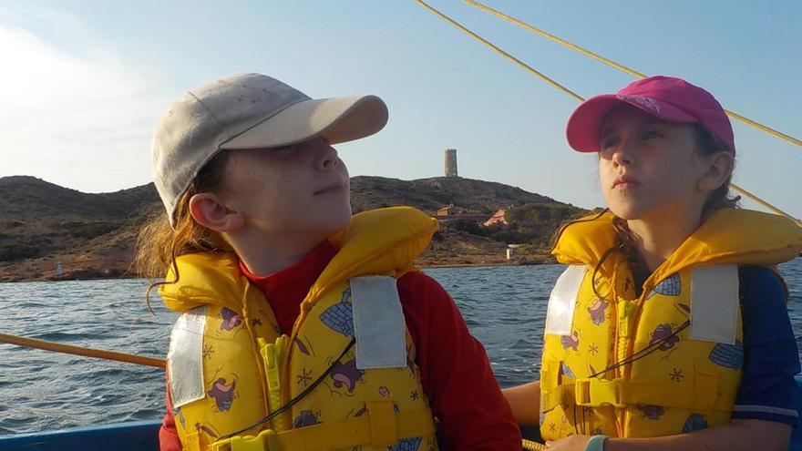 Navegar por el Mar Menor al atardecer