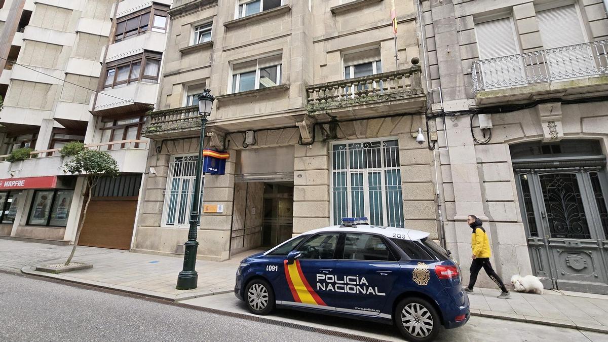 Una patrulla de la Policía Nacional en la calle Luis Taboada, en Vigo.