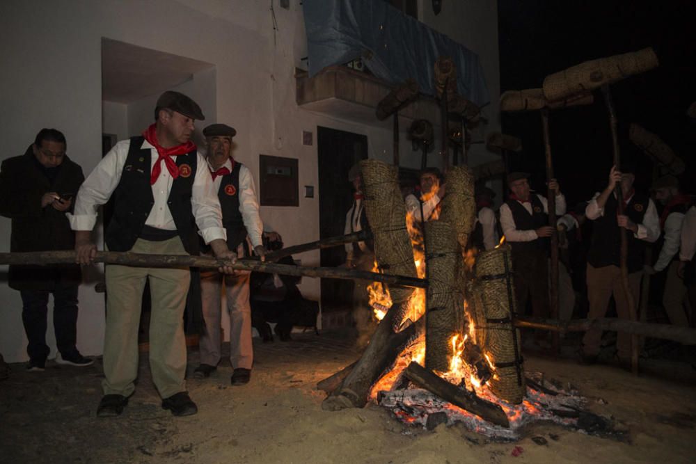 Fuego y villancicos acompañaron el camino de la Divina Pastora desde la ermita de la Veracruz