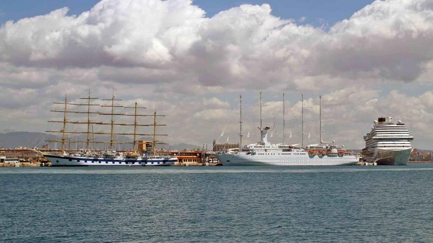 Die nostalgische &#039;Royal Clipper&#039; (links) und die moderne &#039;Wind Surf&#039; im Hafen von Palma.