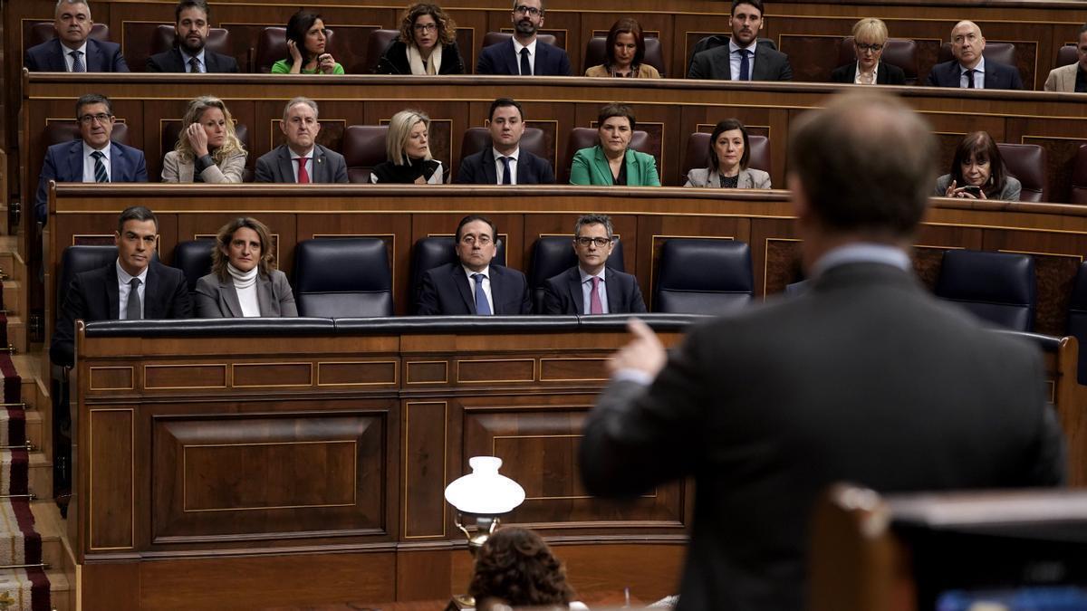 Alberto Núñez Feijóo se dirige a Pedro Sánchez en una sesión de control del Congreso.