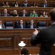 Alberto Núñez Feijóo se dirige a Pedro Sánchez en una sesión de control del Congreso.