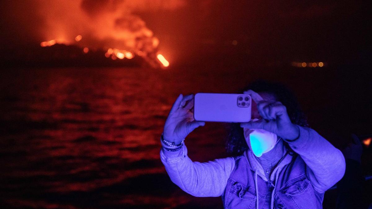 Un hombre se hace un selfie frente al volcán.