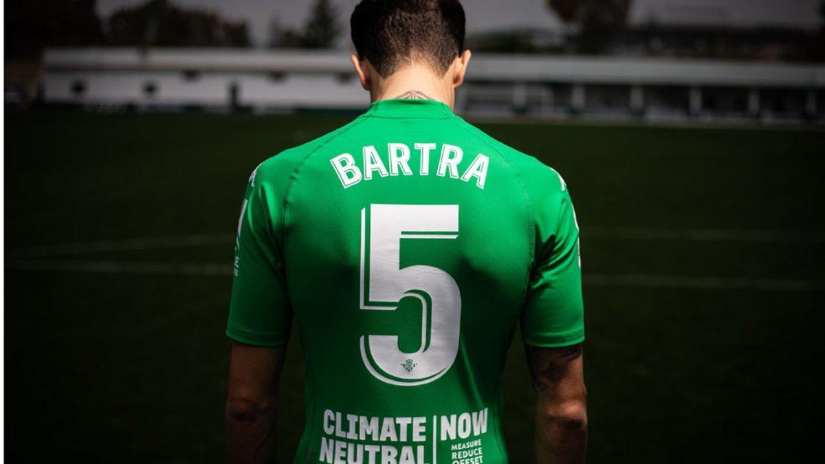 Bartra presentó la nueva camiseta del Betis