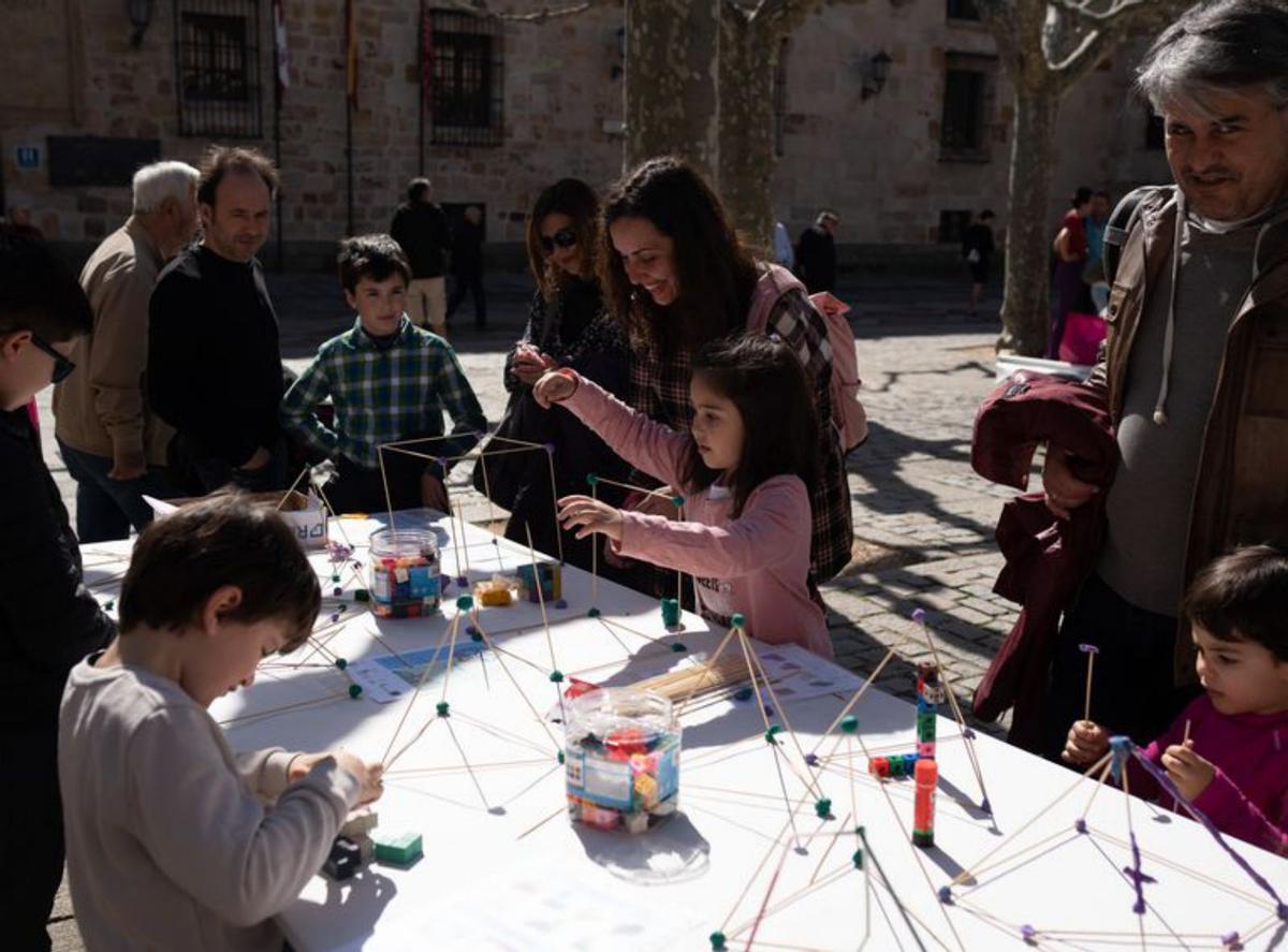 Los más pequeños crean piezas con palillos y plastilina. | E. F.