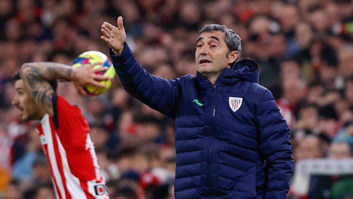 Ernesto Valverde da indicaciones a sus jugadores ante el Real Madrid